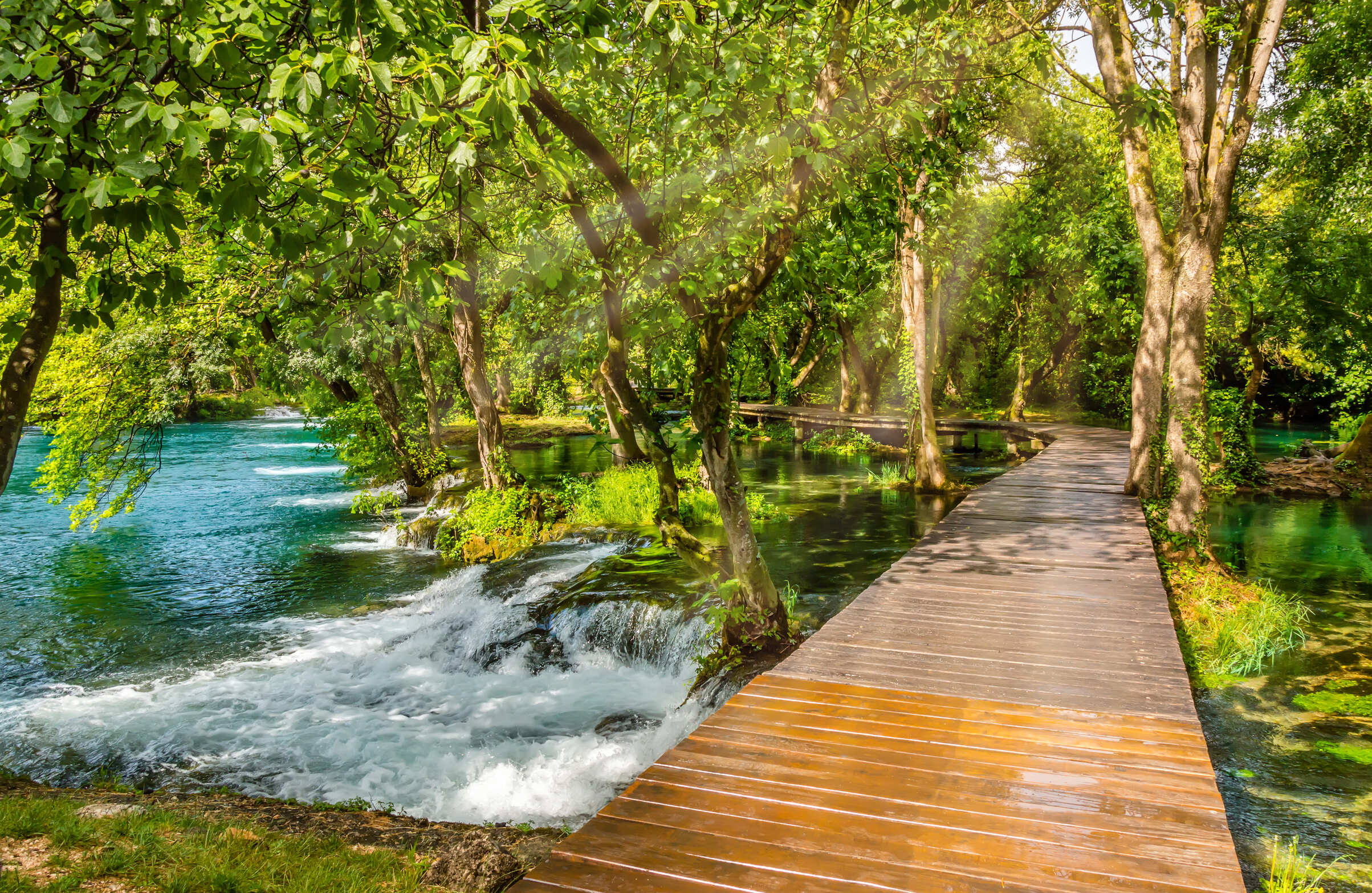 Wooden Pathway to Skradinski Buk – Through Water and Forest | 174225088 (c) Julialav | Dreamstime.com