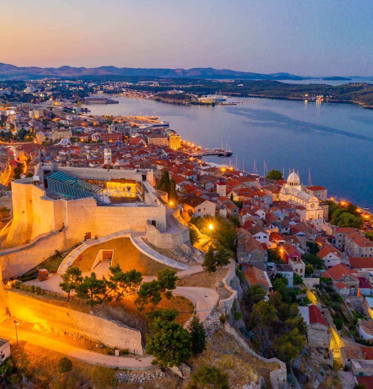 Šibenik at sunset: panoramic view of the harbour, the old town and the hilltop fortress – 211034399 (c) Dudlajzov | Dreamstime.com